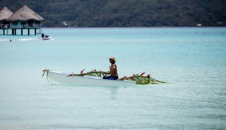 Homme dans un bateau en polynésie