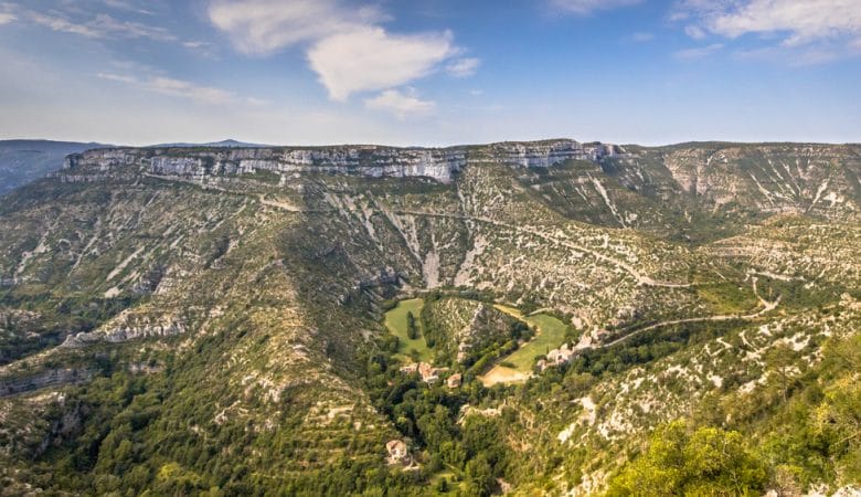 Vue panoramique du Grand Site du Cirque de Navacelles dans les Gorges de la Vis en Cévennes, Sud de la France.