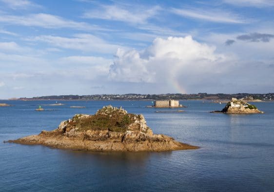 Le Roc'h Gored, l'île Louet et le Château du Taureau situés dans la baie de Morlaix dans le Finistère.