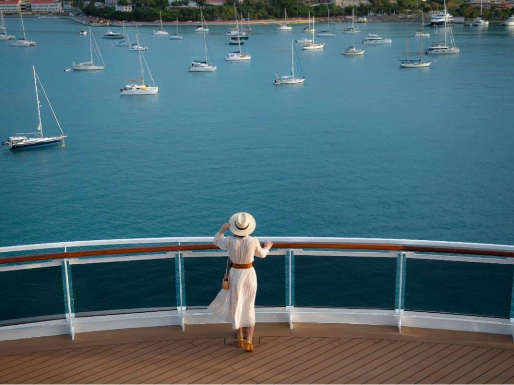 jeune femme en croisière sur un paquebot 