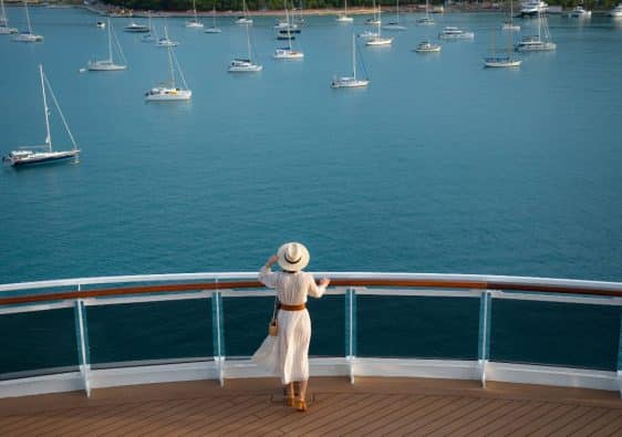 femme en croisière sur un bateau