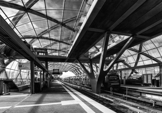 une gare en noir et blanc