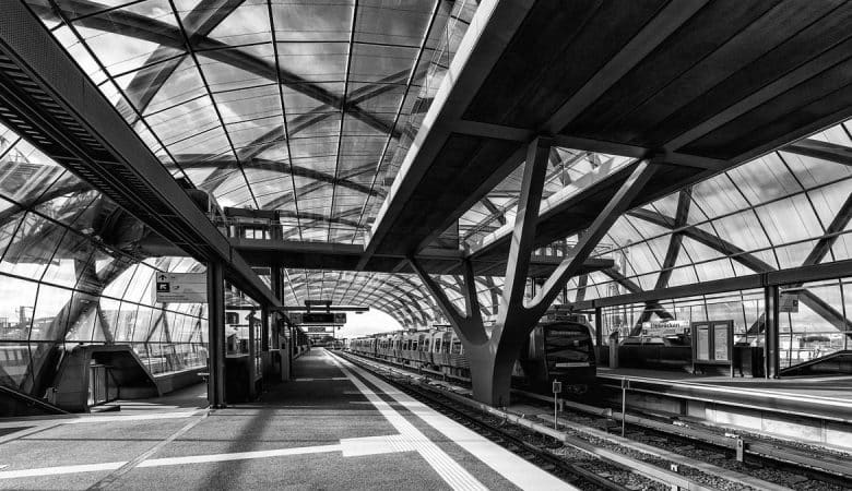 une gare en noir et blanc