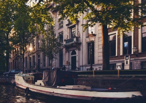 un bateau sur amsterdam