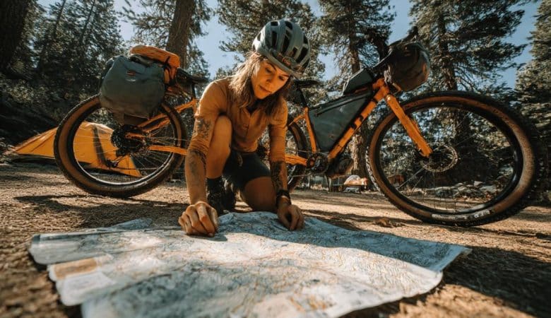 Partir en vacances à vélo : 10 conseils essentiels pour préparer votre aventure cyclotouristique