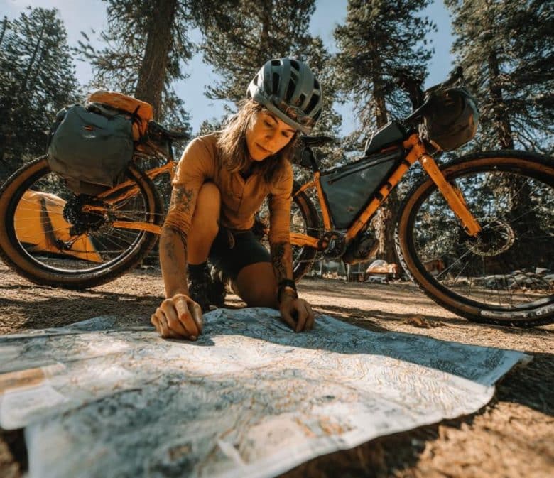 Partir en vacances à vélo : 10 conseils essentiels pour préparer votre aventure cyclotouristique
