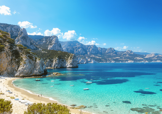 découvrez le golfe de girolata, un trésor caché de la corse. entre paysages à couper le souffle, eaux cristallines et plages préservées, plongez dans une expérience inoubliable au cœur de la nature sauvage et authentique de l'île de beauté.