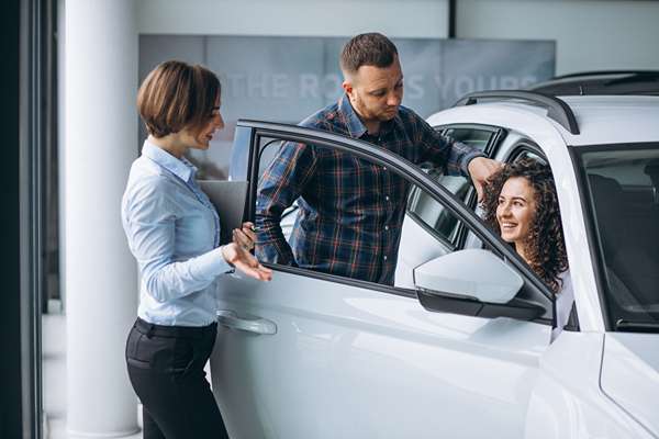 un couple loue une voiture