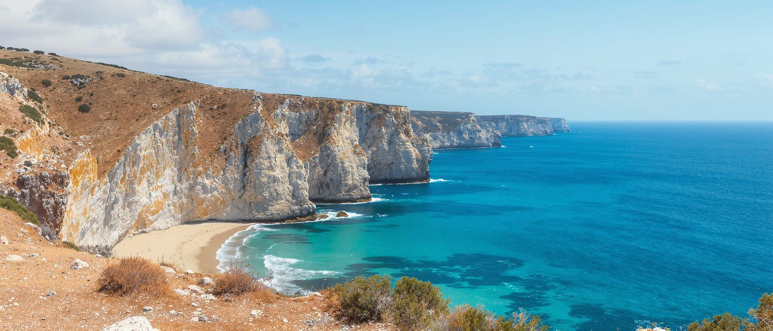 découvrez les sites incontournables à visiter en sardaigne : plages paradisiaques, villages pittoresques, vestiges archéologiques et paysages naturels à couper le souffle. guide complet pour un séjour inoubliable sur cette île italienne.