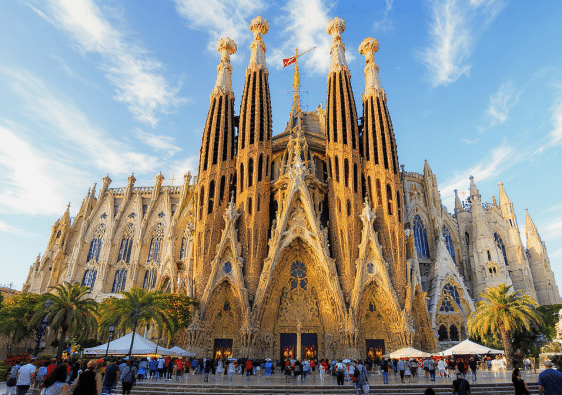 découvrez les monuments emblématiques d'espagne, témoins de son histoire riche et de sa diversité culturelle. explorez les sites incontournables à visiter lors de votre voyage en espagne.