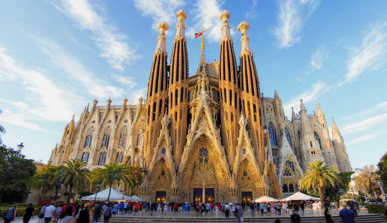 découvrez les monuments emblématiques d'espagne, témoins de son histoire riche et de sa diversité culturelle. explorez les sites incontournables à visiter lors de votre voyage en espagne.