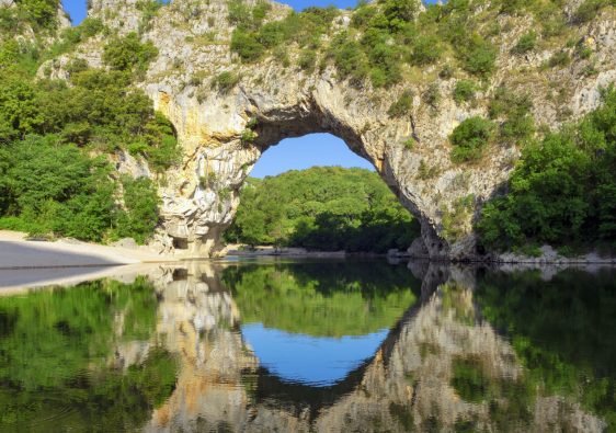 Comment choisir un camping en Ardèche adapté aux familles avec de jeunes enfants ?