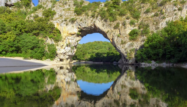 Comment choisir un camping en Ardèche adapté aux familles avec de jeunes enfants ?