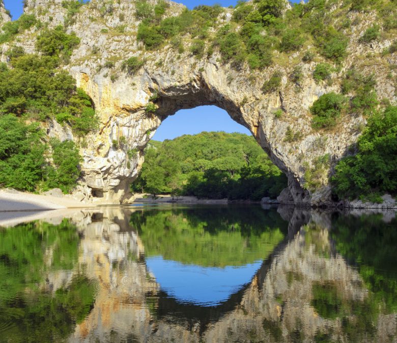Comment choisir un camping en Ardèche adapté aux familles avec de jeunes enfants ?